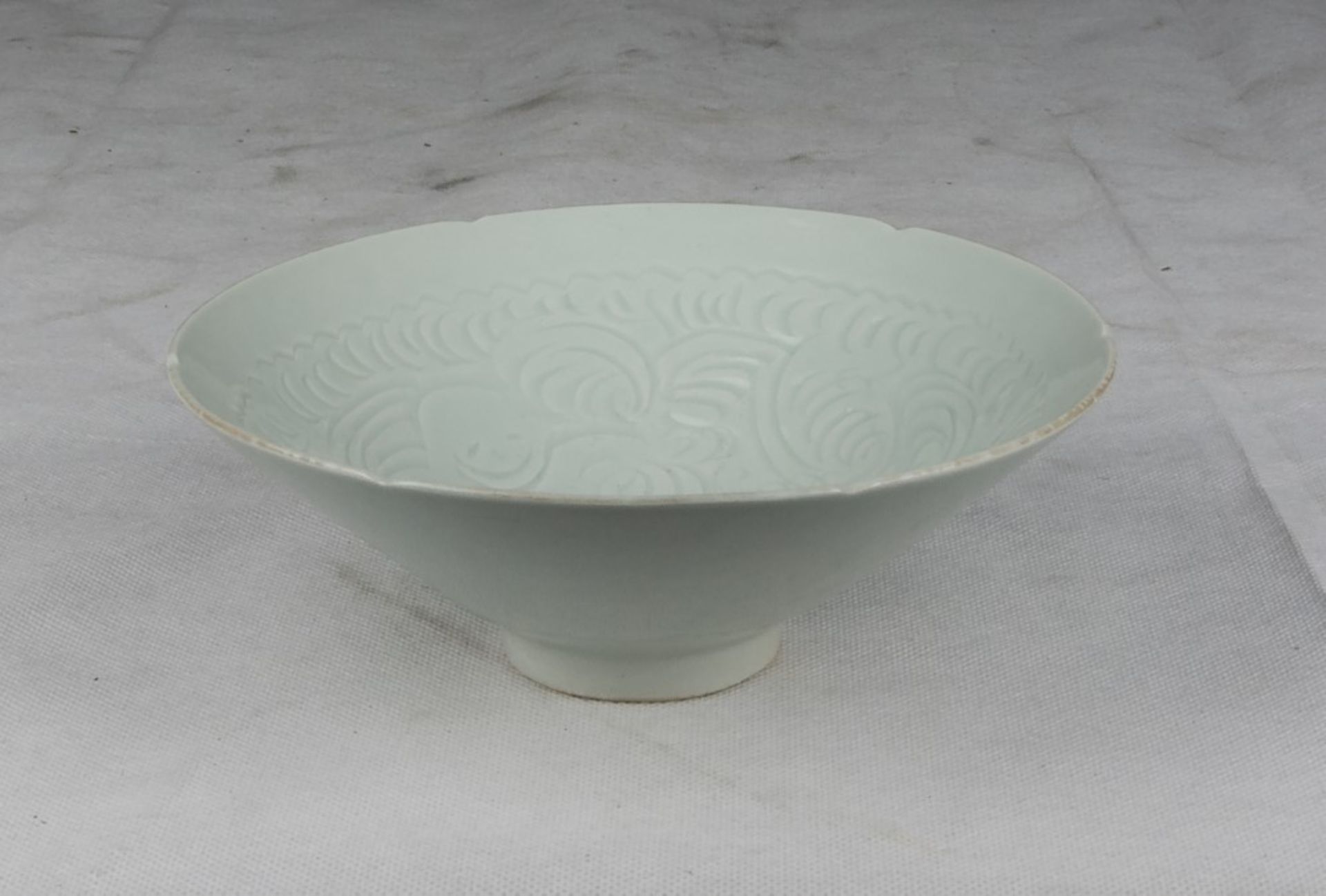 A Chinese celadon enamel bowl. 12th-13th century. Measures cm. 6,5 x 18. CIOTOLA IN PORCELLANA A