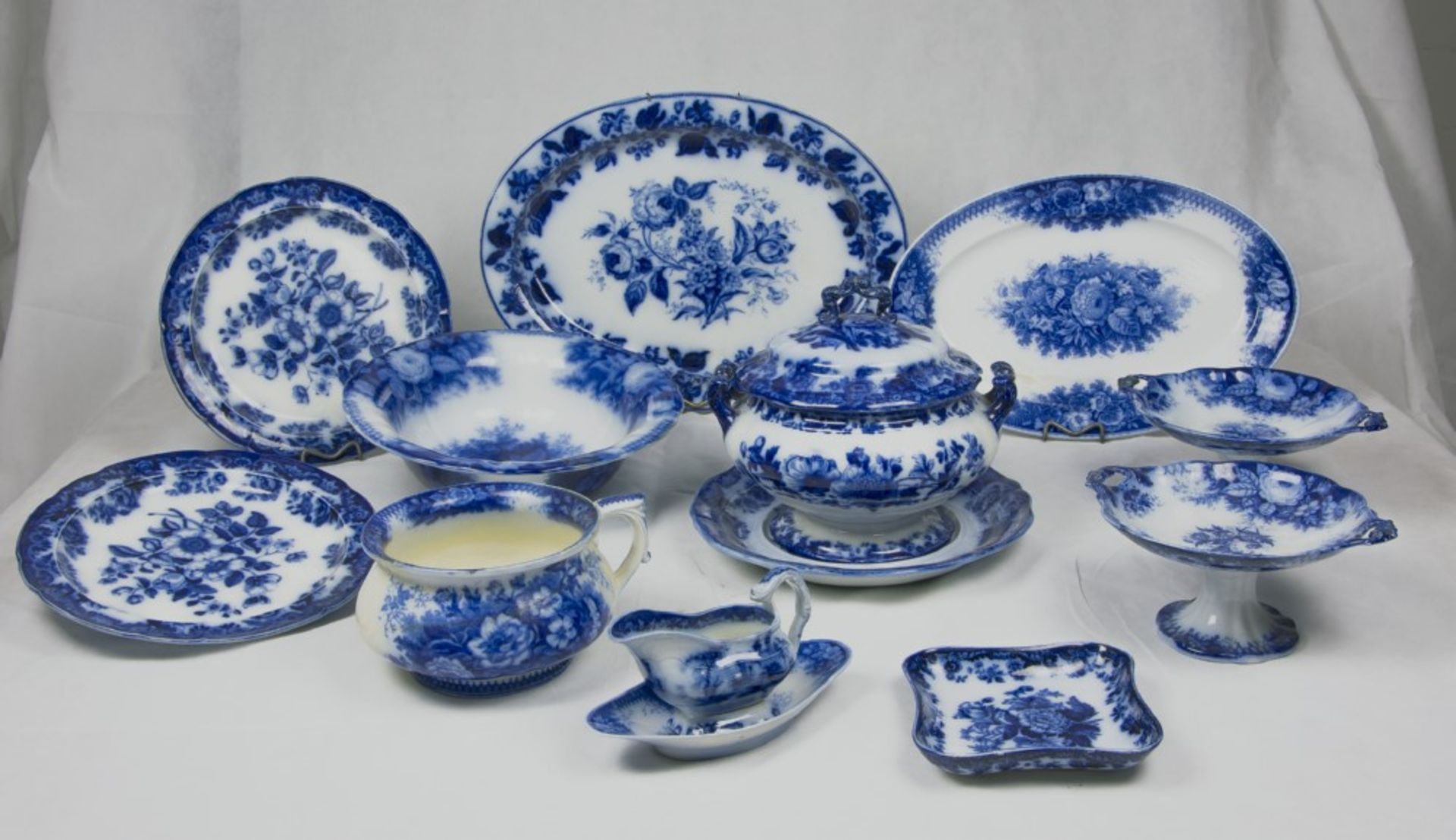 EARTHENWARE DISHES SET, FRANCE SARREGUMINES, LATE 19TH CENTURY White and blue enamel, with floral