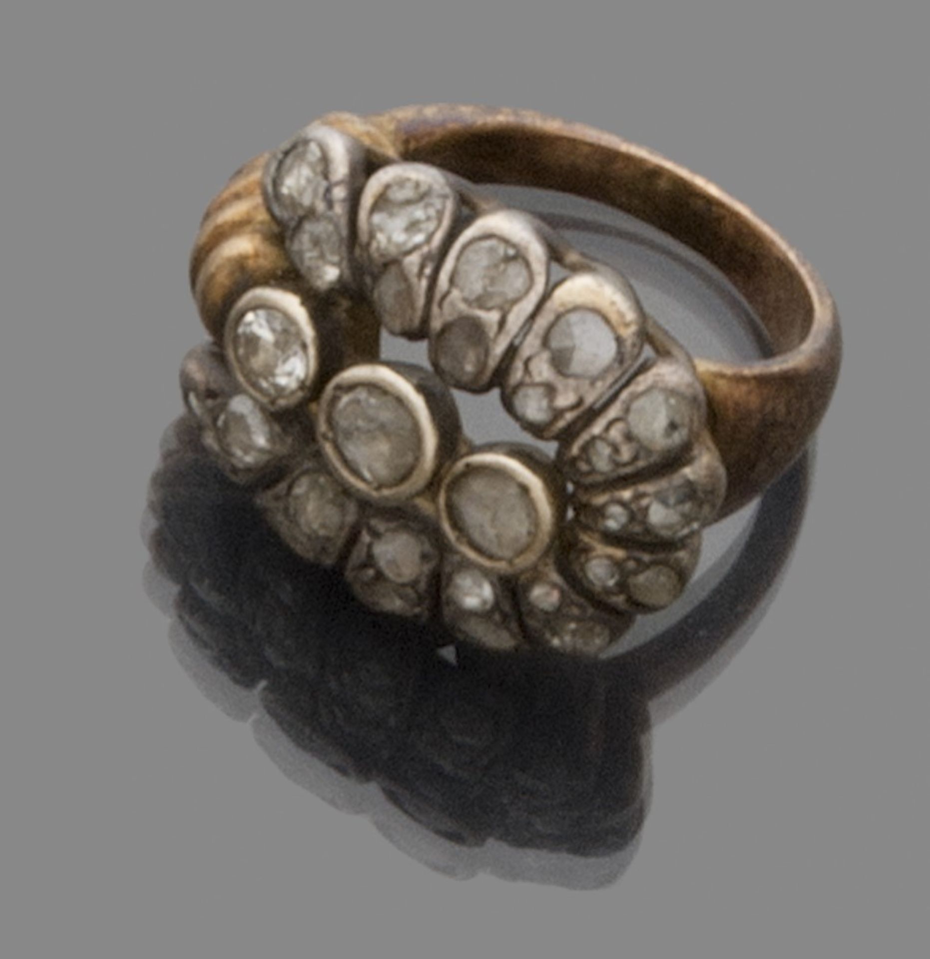 ANCIENT RING in 18 kt yellow gold, with an oval shape set with rose cut diamonds and brilliant cut