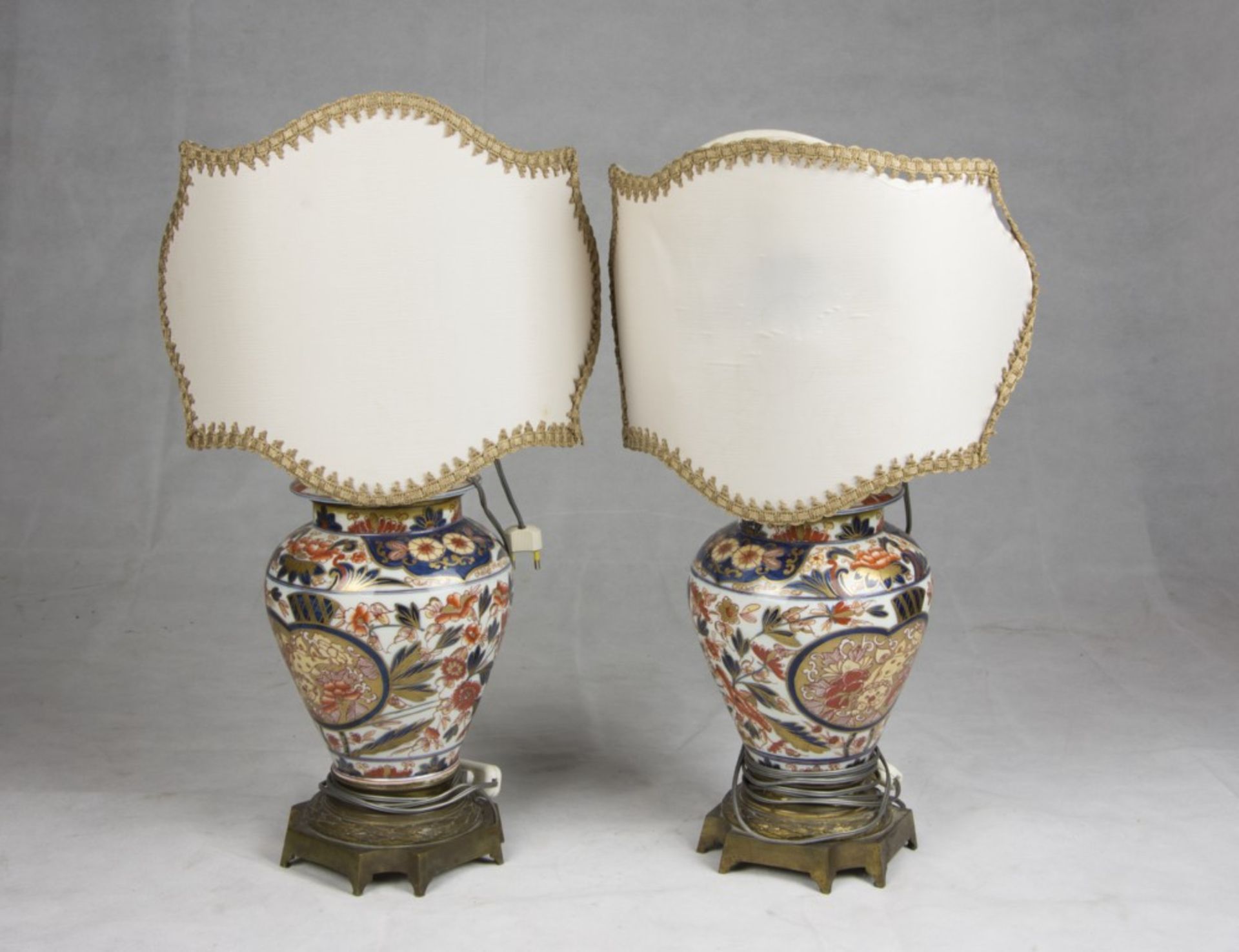 A pair of French polychrome potiches. Imari style, 19th century. Measures cm. 37 x 22. COPPIA DI