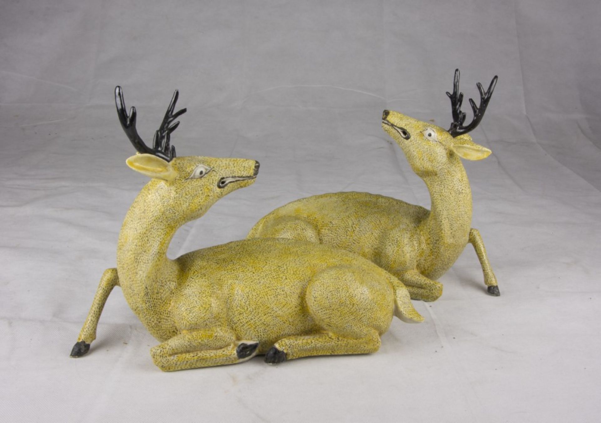 A pair of Chinese porcelain sculptures of deers. 20th century. Measures cm. 26 x 34 x 11. COPPIA