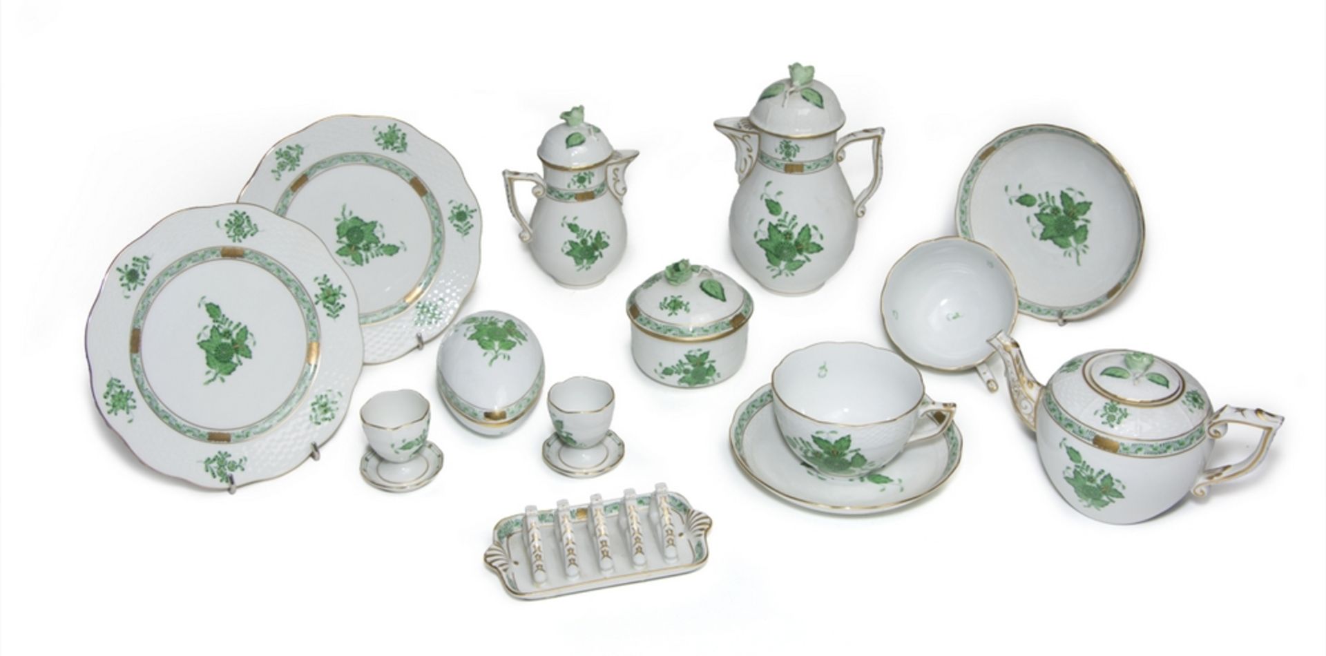 TEA SERVICE IN PORCELAIN, HEREND XX CENTURY in white and green enamel, with decorations in leaves