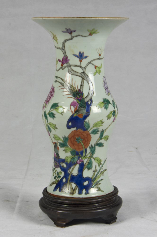 A Chinese polychrome porcelain vase. 20th century. Measures cm. 31 x 20. VASO IN PORCELLANA A SMALTI