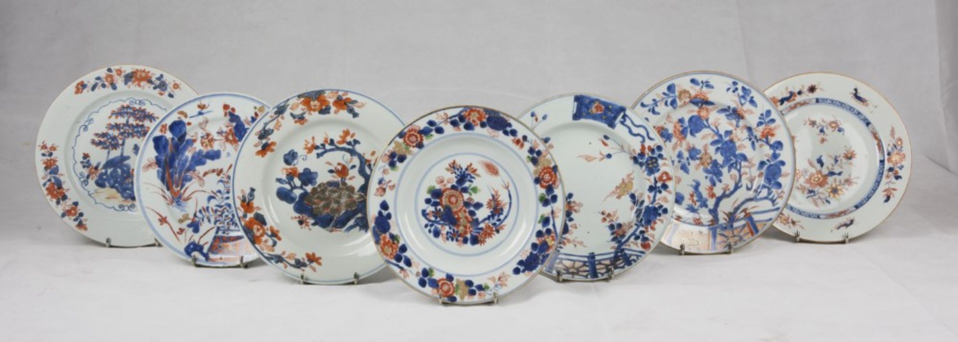 A set of fifthteen porcelain dishes. China 18th-19th century. Diameter cm. 2. QUINDICI PIATTI IN