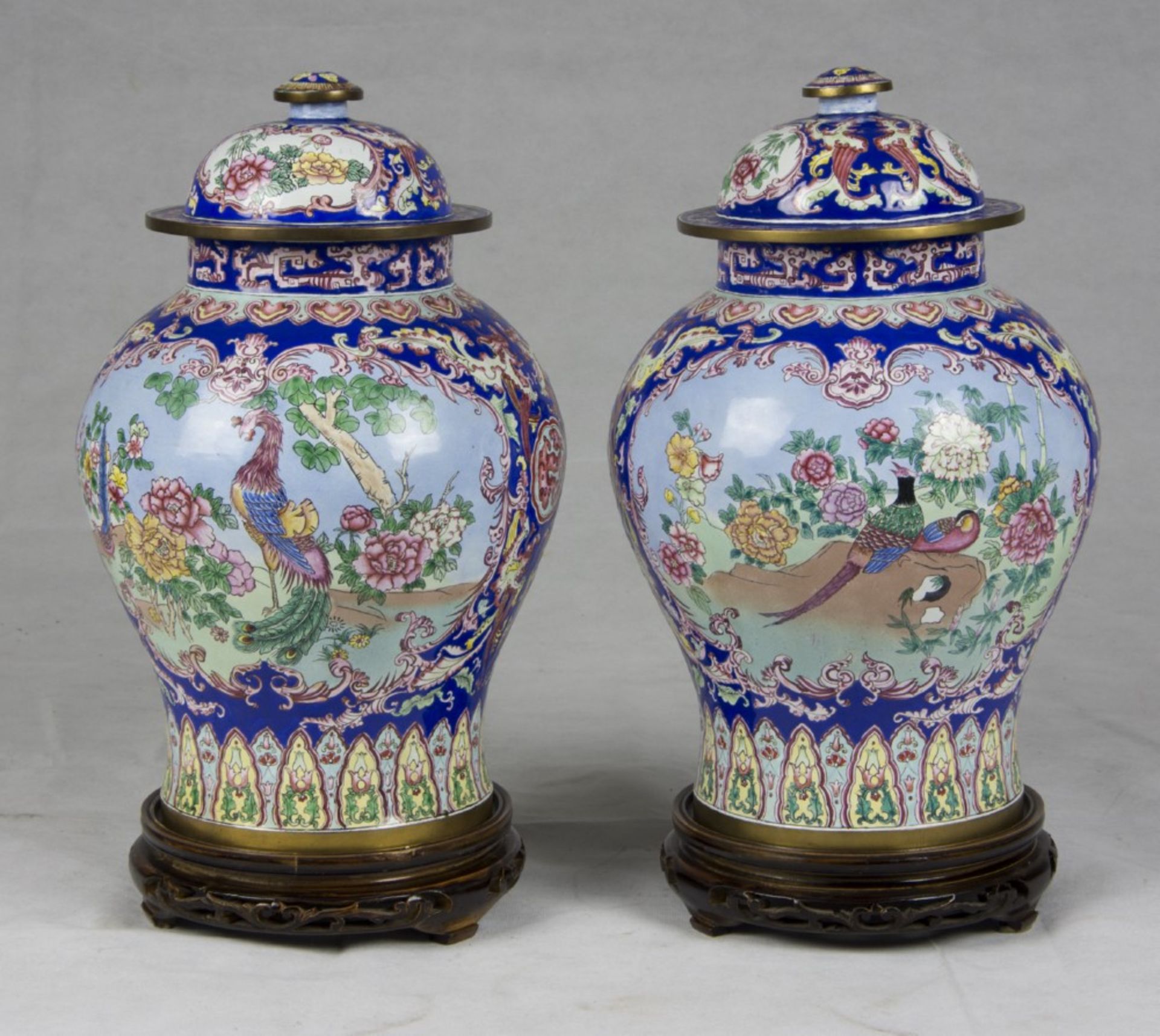 A pair of Chinese cloisonnè metal vases. 20th century. Measures cm. 38 x 28. COPPA DI VASI IN