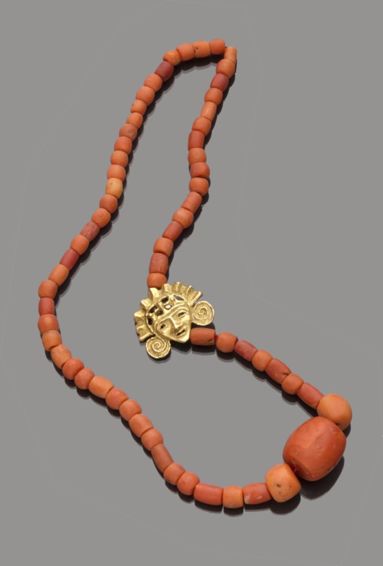 NECKLACE in red coral, with barrel elements to scale and closure in 18 kt yellow gold. Length cm.