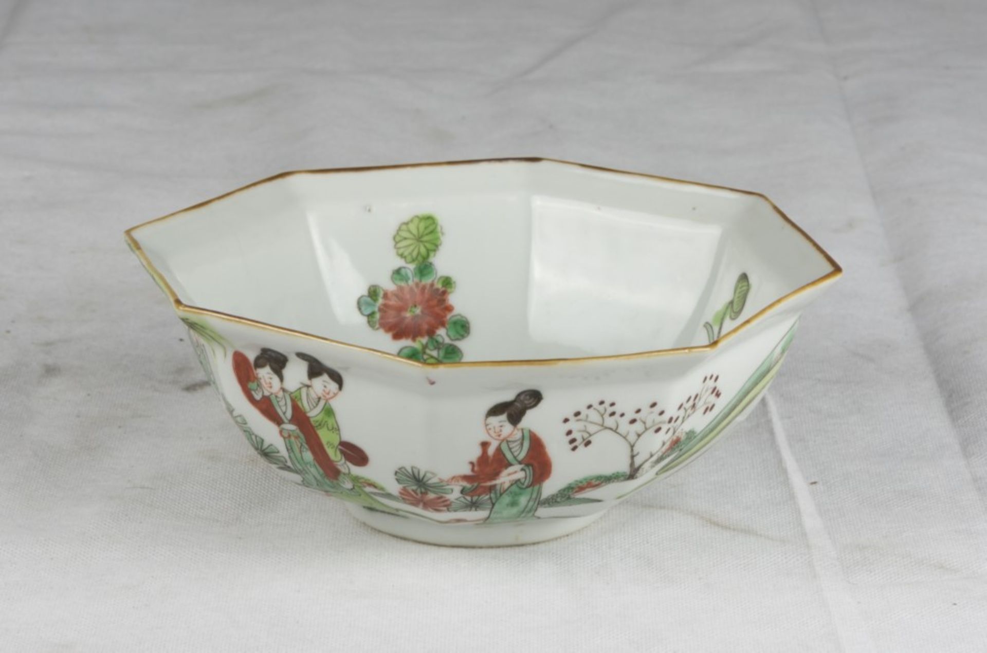 A Chinese plychrome porcelaine bowl. End 19th, early 20th century. Measures cm. 8 x 20 x 20. CIOTOLA