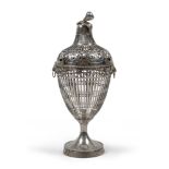 BASKET IN SILVER, PROBABLY GERMANY XIX CENTURY with lid with knob. Perforated body on railing. Title