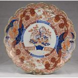 A Japanese gold and polychrome porcelaine dish. End 19th, beginning 20th century. Measures cm. 5 x