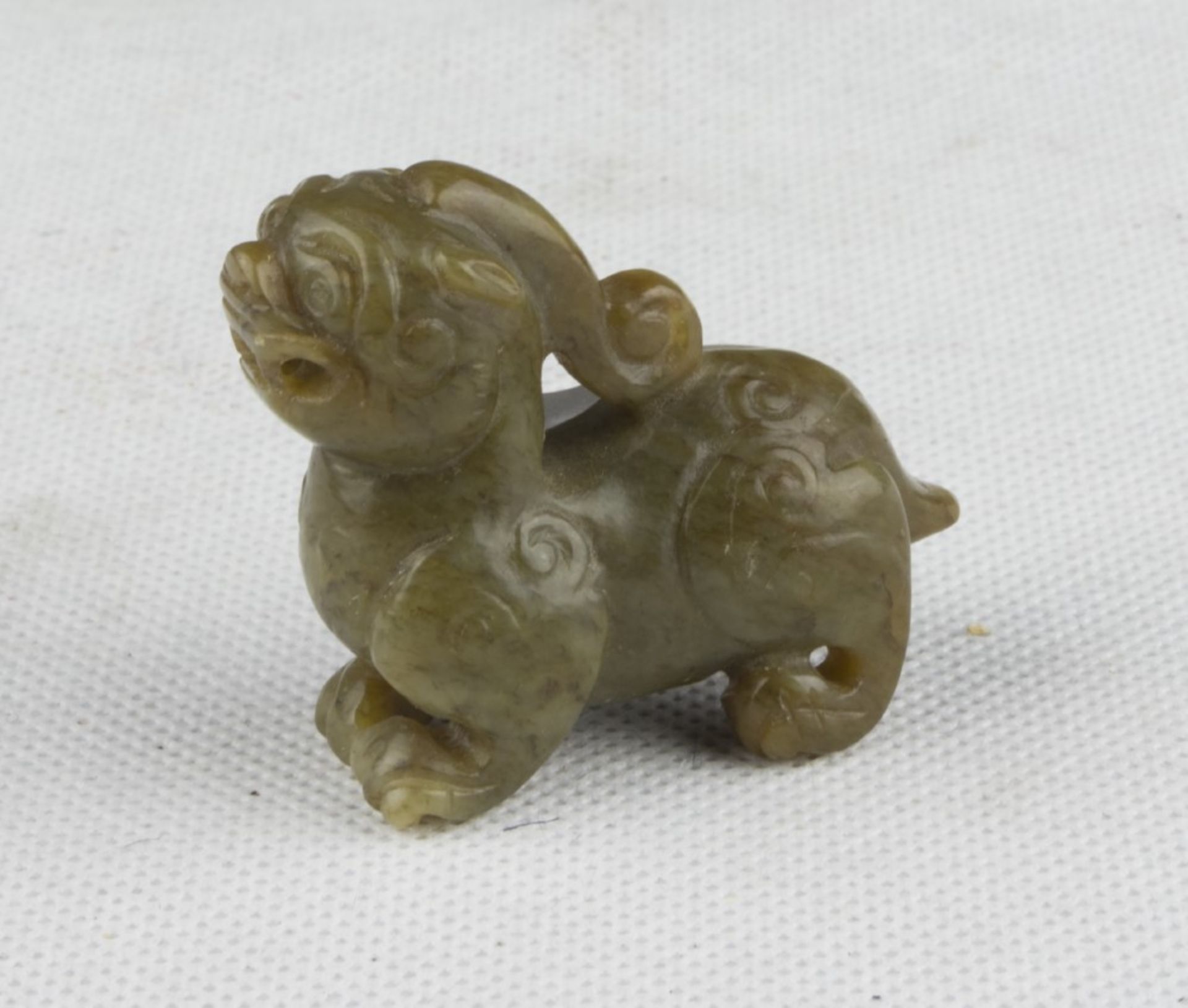 A Chinese jade sculpture, depicting a chilong. 20th century. Measures cm. 4 x 5. SCULTURA IN