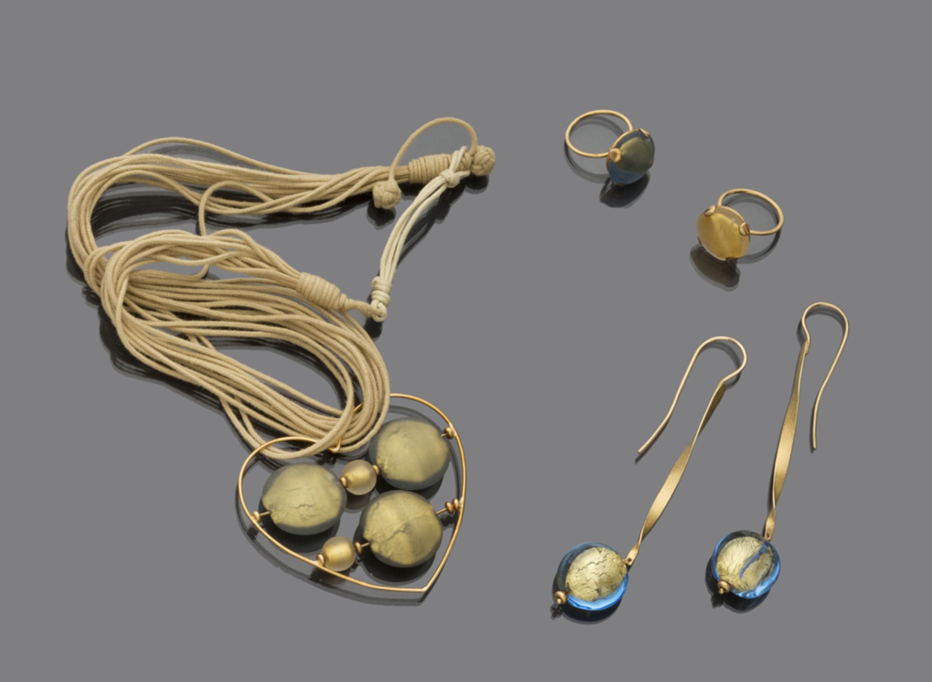 PRETTY PAIR OF EARRINGS, PENDANT, BRACELET AND TWO RINGS in 18 kt yellow gold. with Murano glass