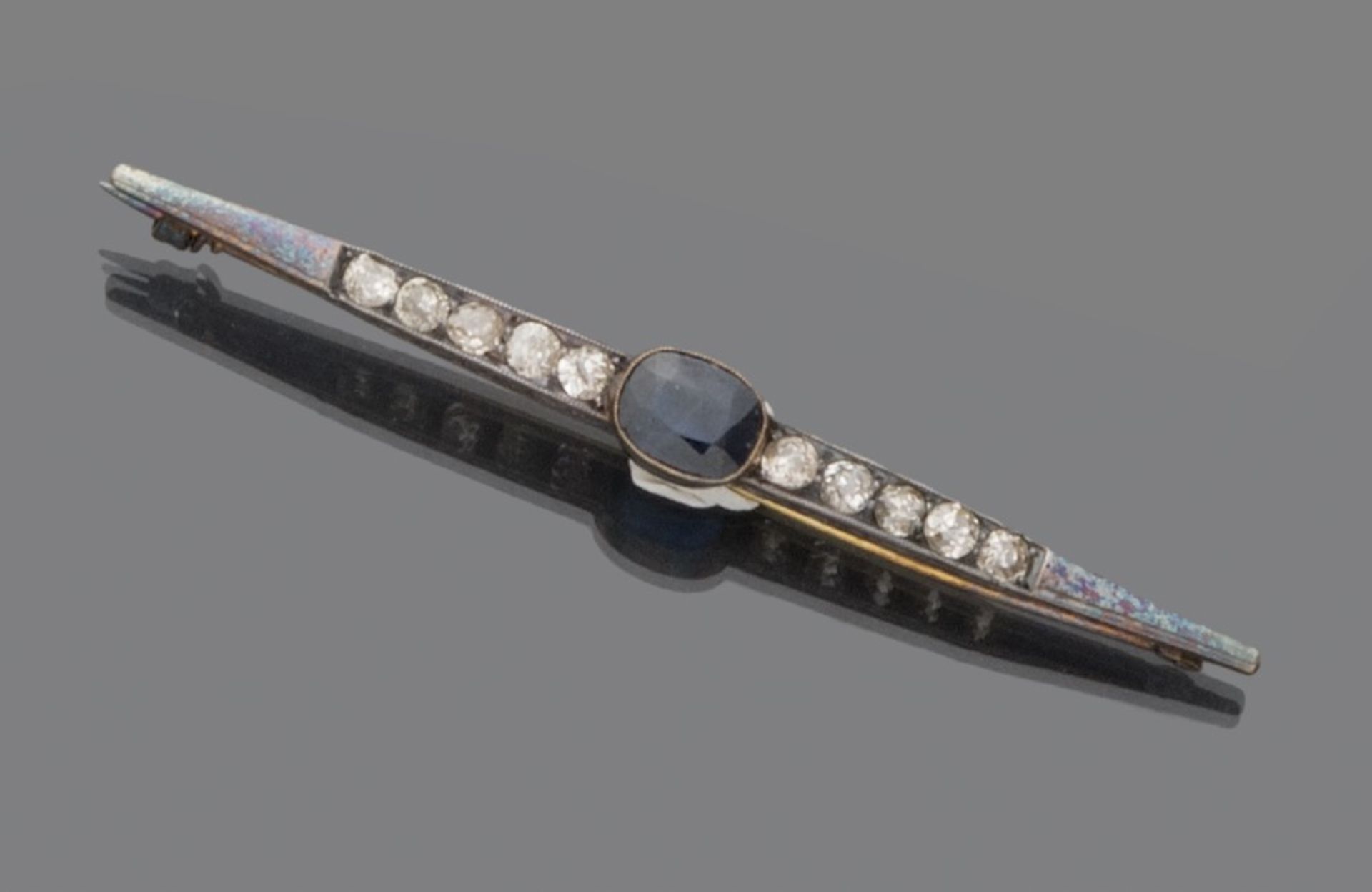 BROOCH in 18 kt yellow gold, with bars with central sapphire and antique lateral cut brilliants.