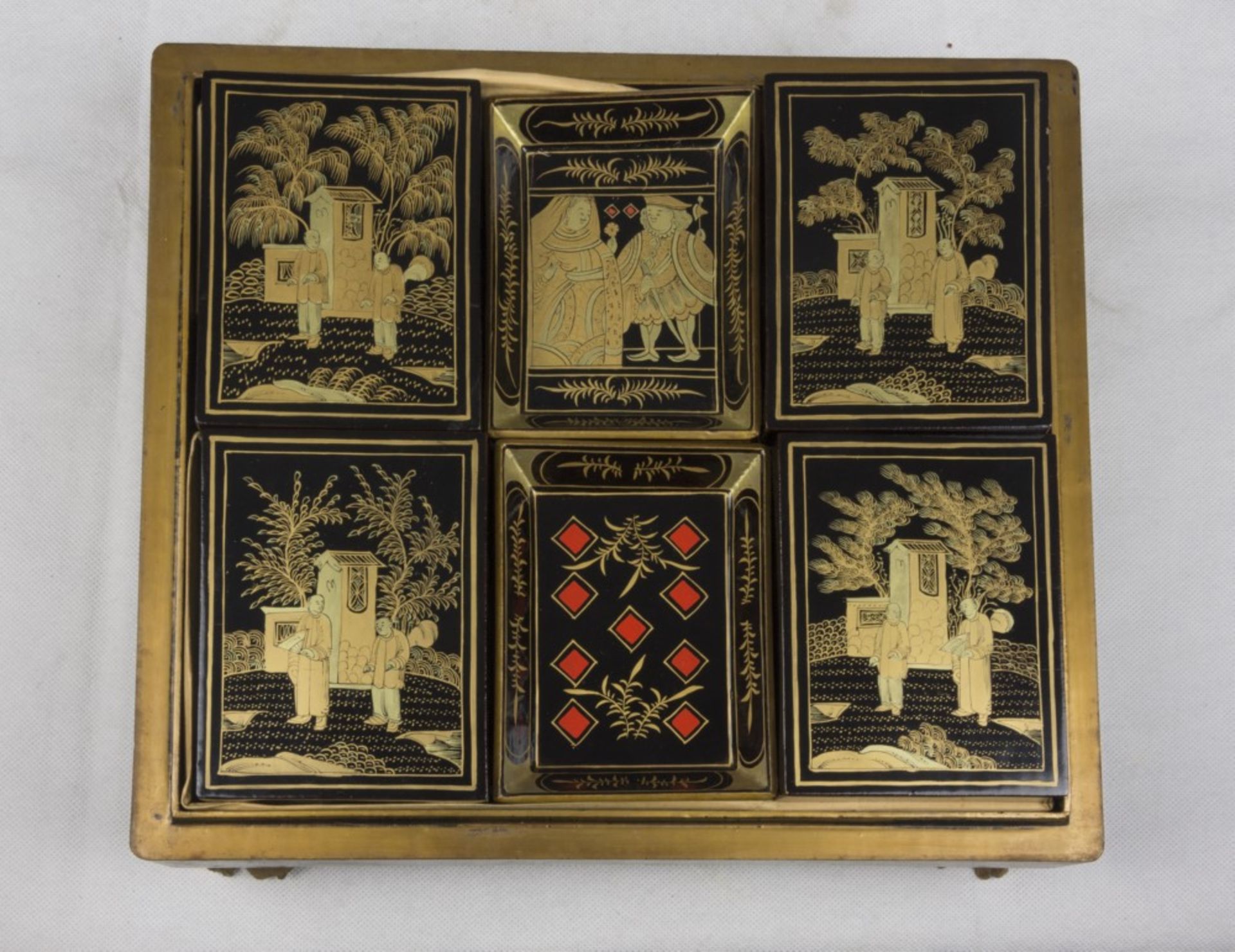 A Chinese gold and black laquer wood box. Second half 19th century. Misure totali cm. 12 x 31 x - Image 2 of 2