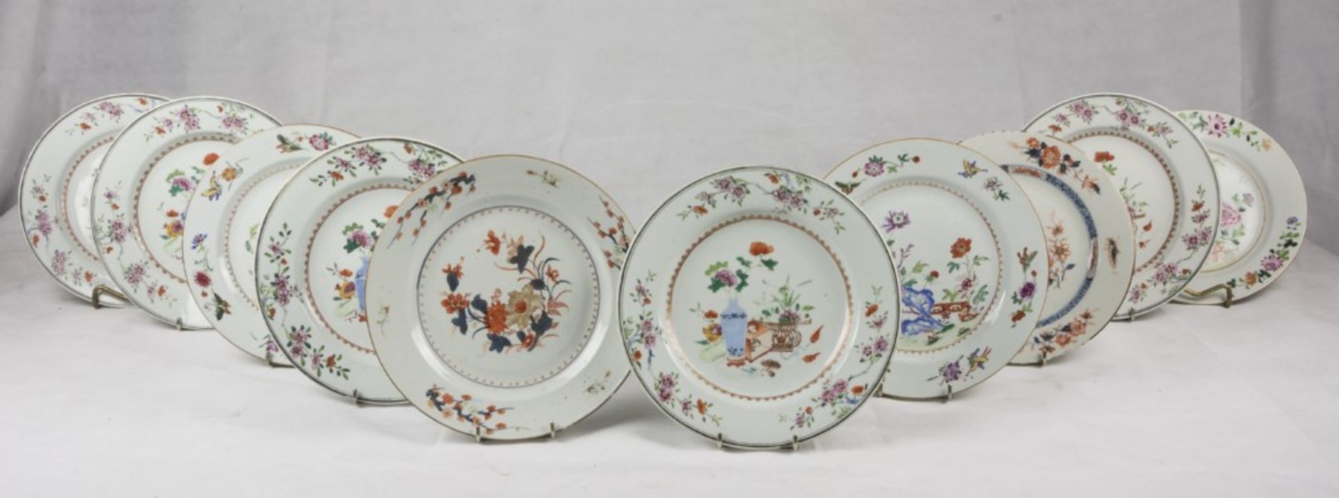 Ten gold and polychrome enamel porcelaine dishes. 18th century. Diameter cm. 23. DIECI PIATTI IN