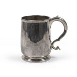 Silver Mug, London 1720 With a smooth body, with double volute handle. Title 950/1000. Measures