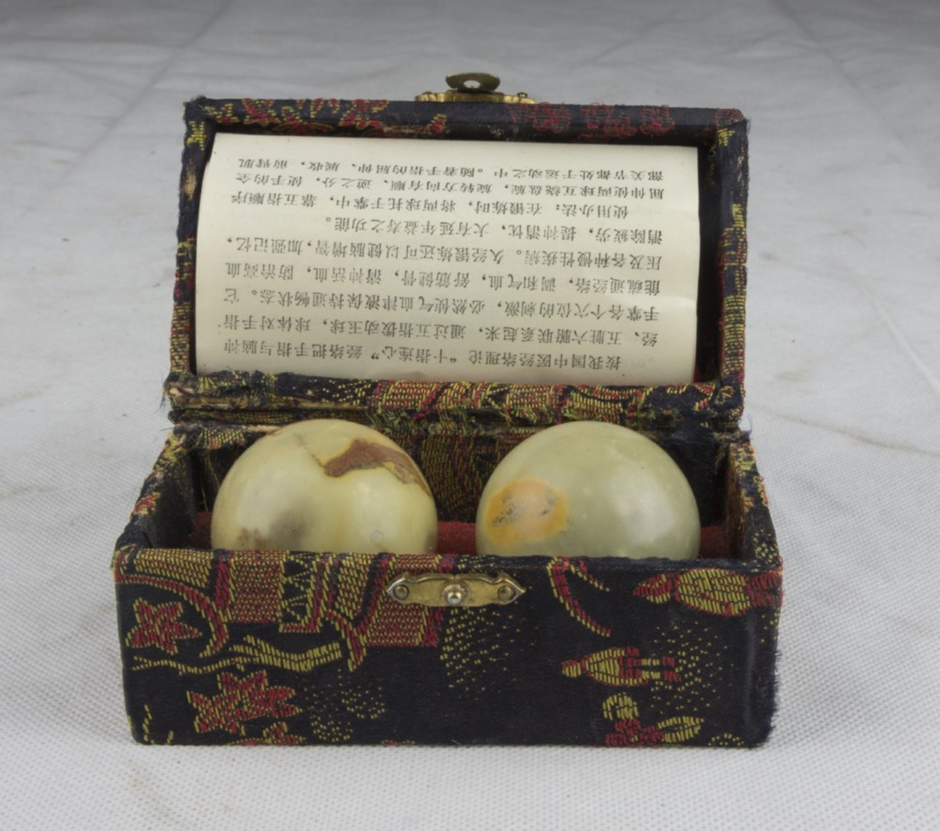 A pair of Chinese hard stone spheres. 20th century. In case. Measures case cm. 6 x 12 x 7. DUE