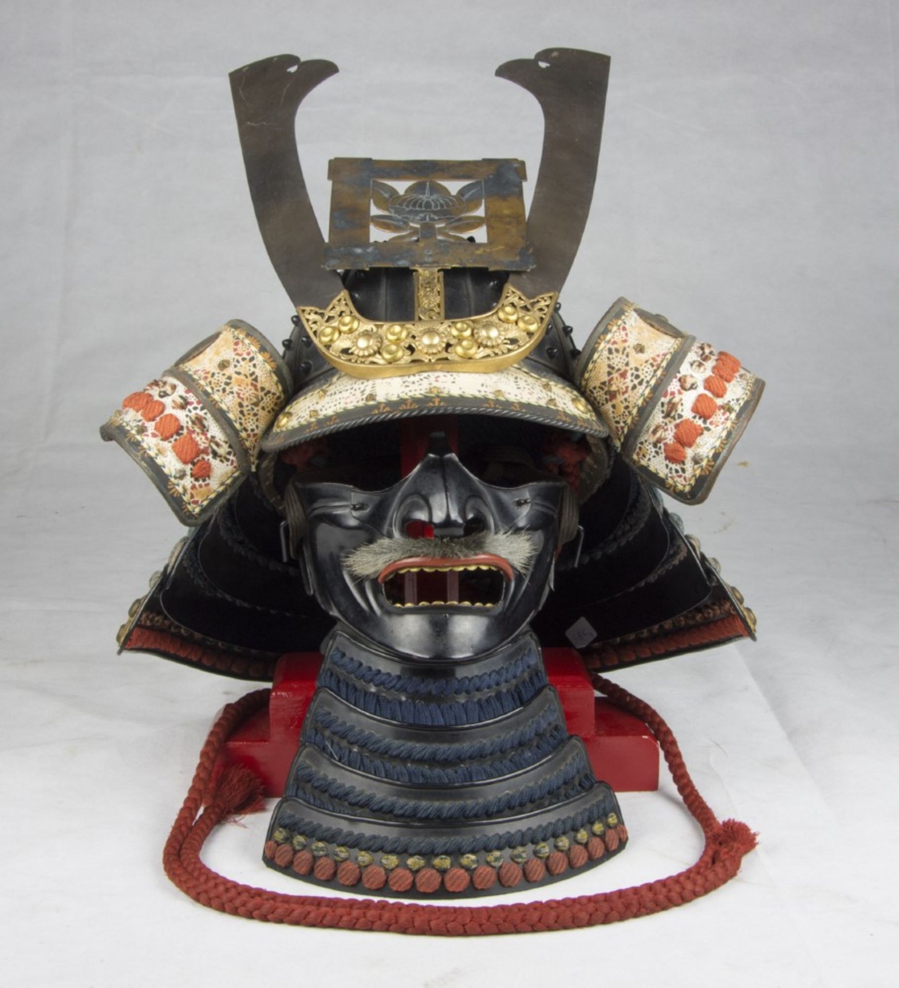 Suji Bachi Kabuto with Mampo, in iron. Japan 20th century. Measures max cm. 48 x 36 x 33. SUJI BACHI