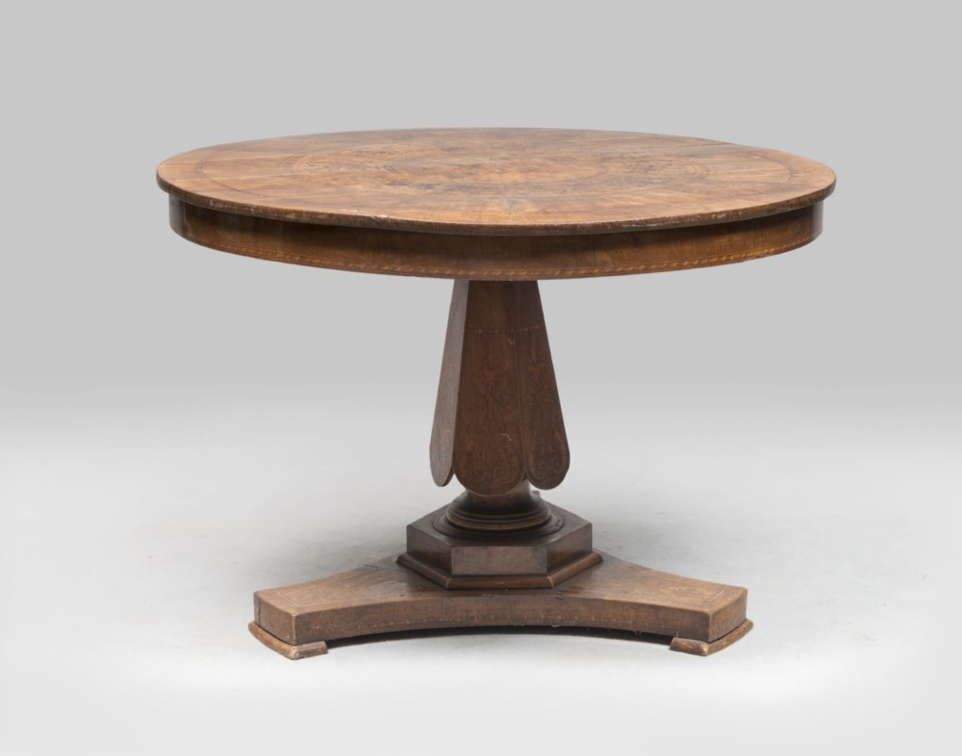 BEAUTIFUL WALNUT TABLE, ROME OR NAPLES 19TH CENTURY with a circular top inlaid in boxwood and