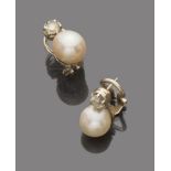 COUPLE OF EARRINGS in 18 kt white gold, with pearls topped with small pink cut brilliants. Pearl mm.