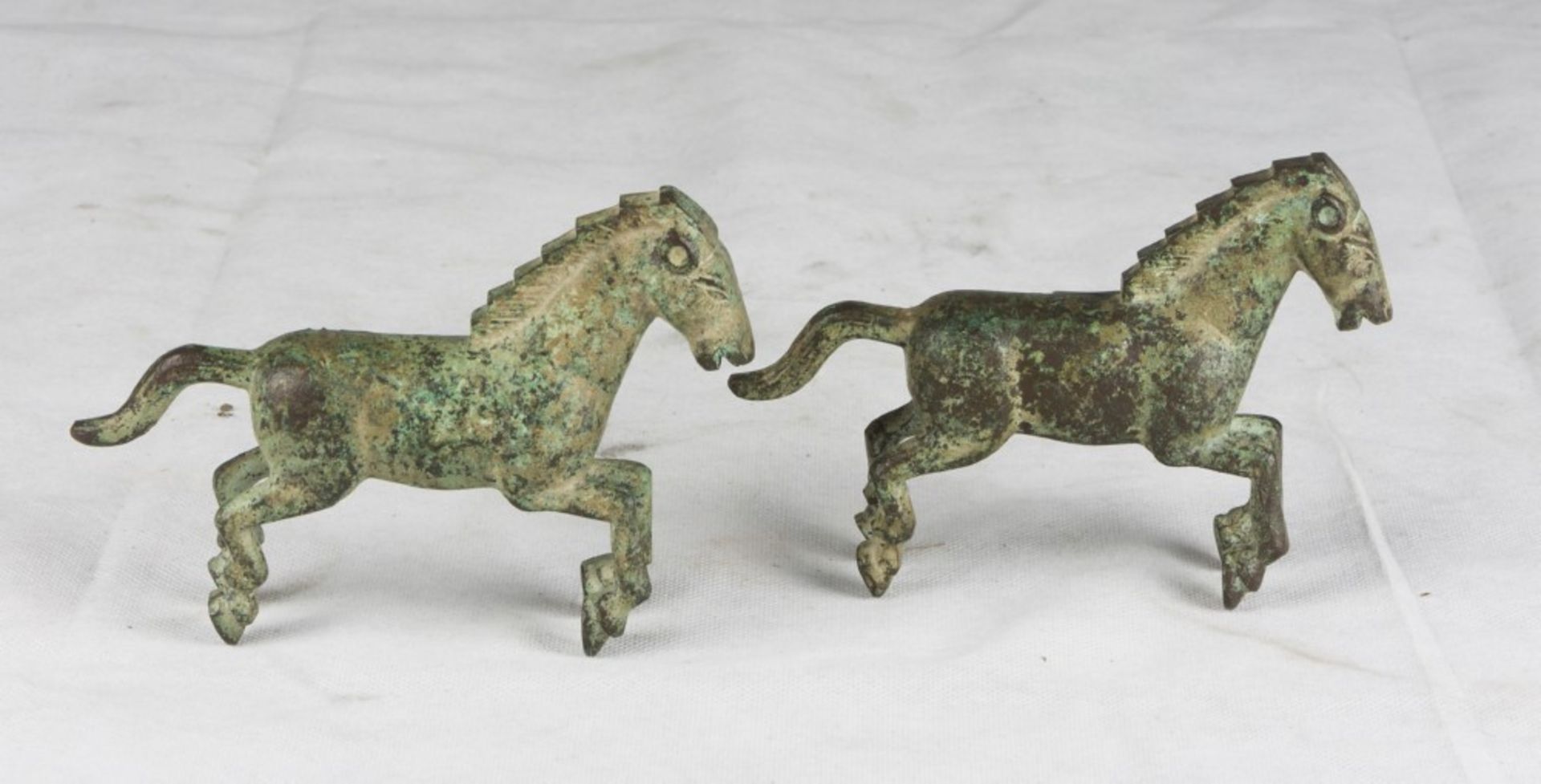 A pair of Chinese bronze sculptures, depicting horses. 20th century. Measures cm. 11 x 15 x 4.