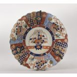 A Japanese gold and polychrome porcelaine dish. End 19th century. Diameter cm. 47. GRANDE PIATTO