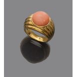 RING in 18 kt yellow gold, domed with a coral spool. Total weight gr. 14,10. ANELLO in oro giallo 18