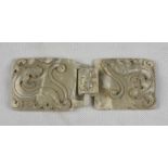 A Chinese serpentine buckle. 20th century. Misura max cm. 14 x 5. FIBBIA IN SERPENTINO, CINA XX