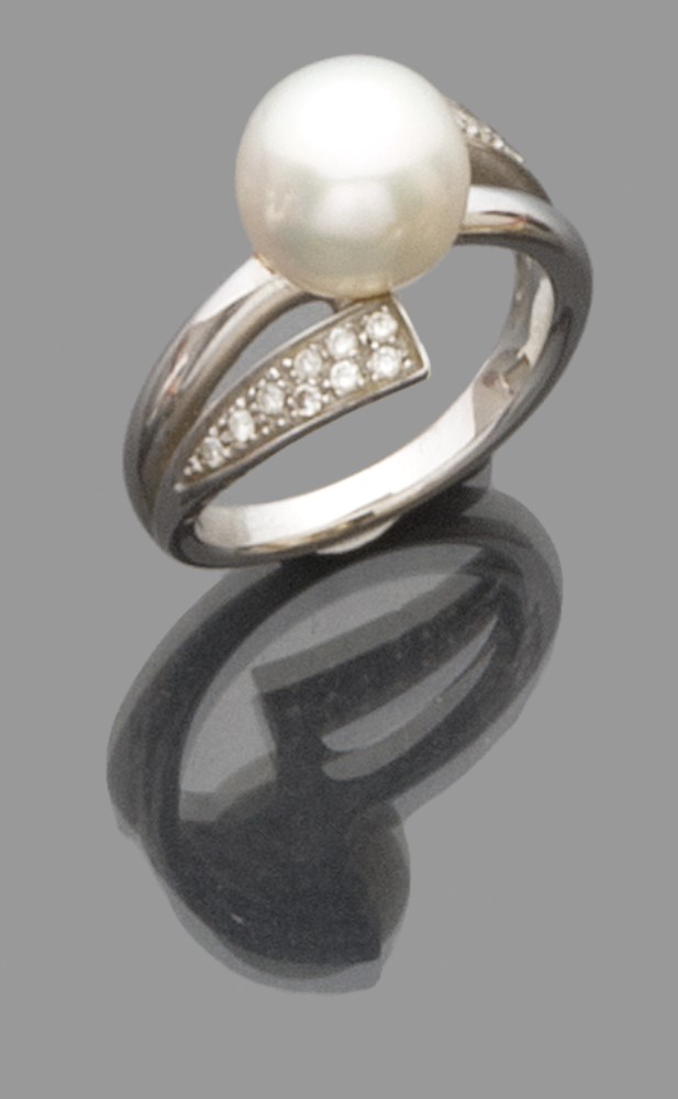 RING in yellow gold 18 kt., with pearl and diamonds. Pearl mm. 92, diamonds ct. 0.20, total weight