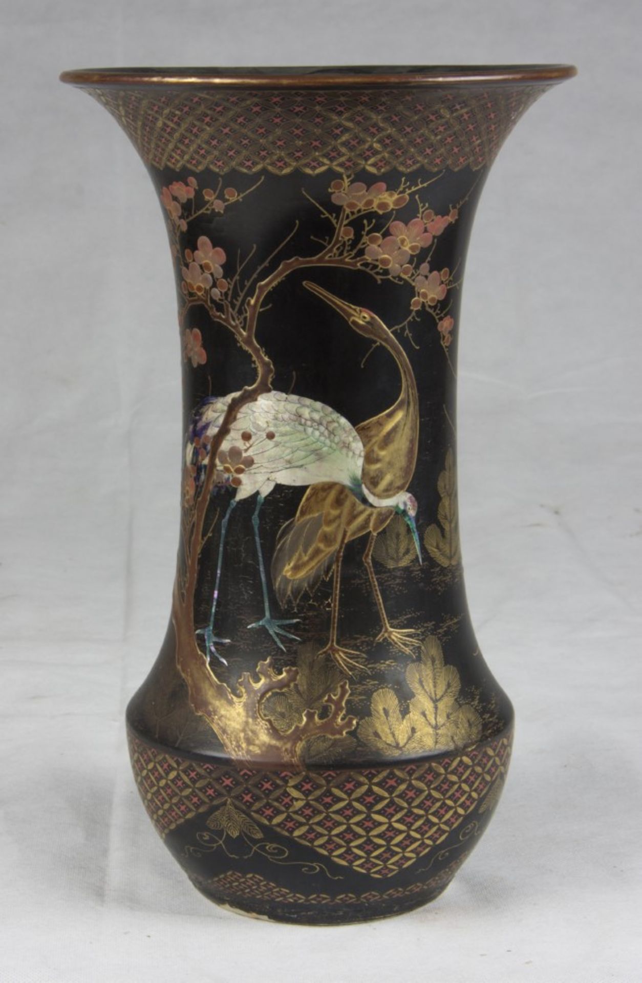 PORCELAIN VASE, JAPAN EARLY 20TH CENTURY Size cm. 37 x 22,5. VASO IN PORCELLANA, GIAPPONE INIZI XX