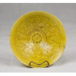 A Chinese yellow enamel metal bowl. 19th century. Measures cm. 6,5 x 20. CIOTOLA IN METALLO A SMALTO