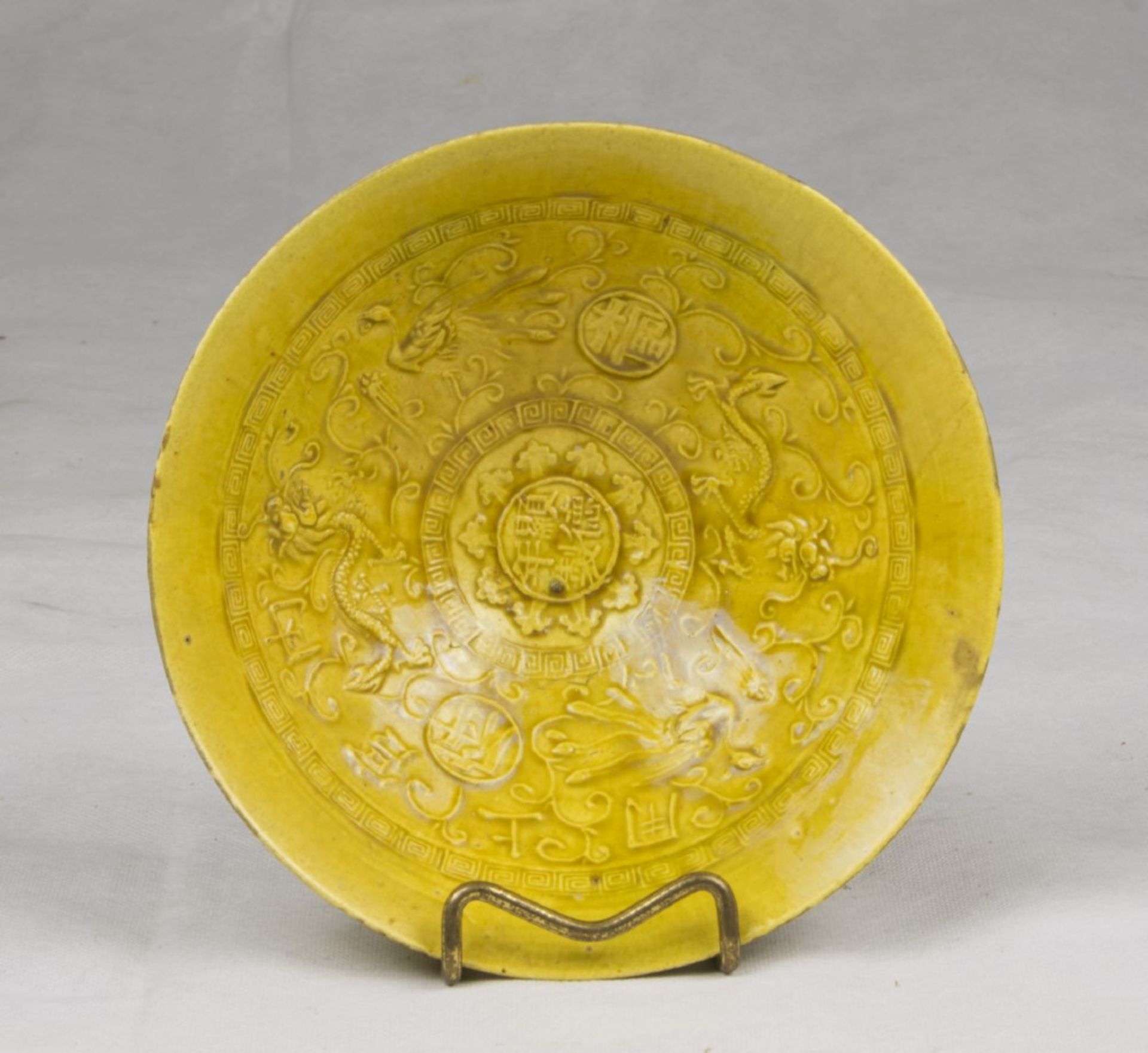 A Chinese yellow enamel metal bowl. 19th century. Measures cm. 6,5 x 20. CIOTOLA IN METALLO A SMALTO