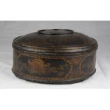 A large Chinese black laquer wood box. 20th century. Measures cm. 18 x 40. GRANDE SCATOLA IN LEGNO A