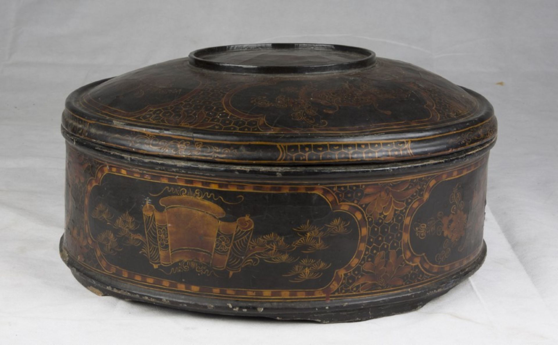 A large Chinese black laquer wood box. 20th century. Measures cm. 18 x 40. GRANDE SCATOLA IN LEGNO A