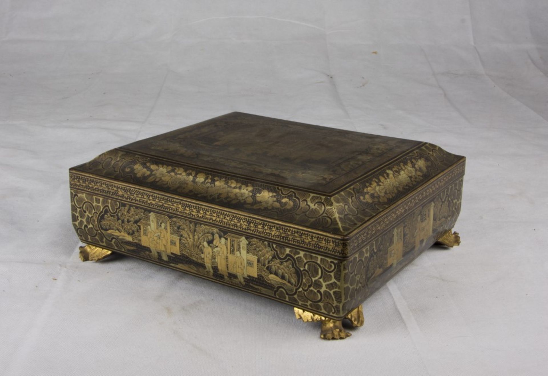A Chinese gold and black laquer wood box. Second half 19th century. Misure totali cm. 12 x 31 x