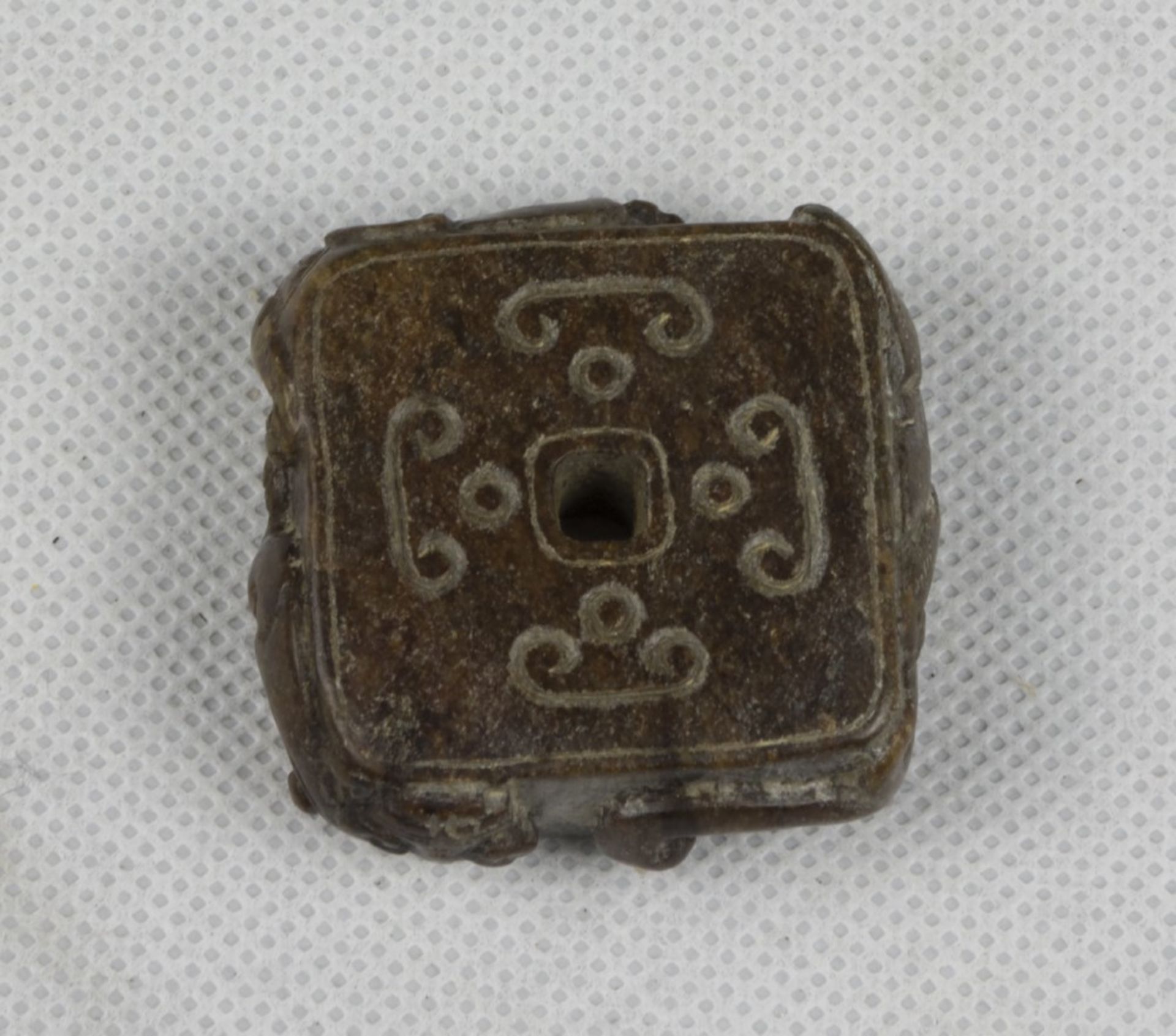 A Chinese serpentine pendant. 20th century. Measures cm. 3 x 3. PENDENTE IN SERPENTINO, CINA XX