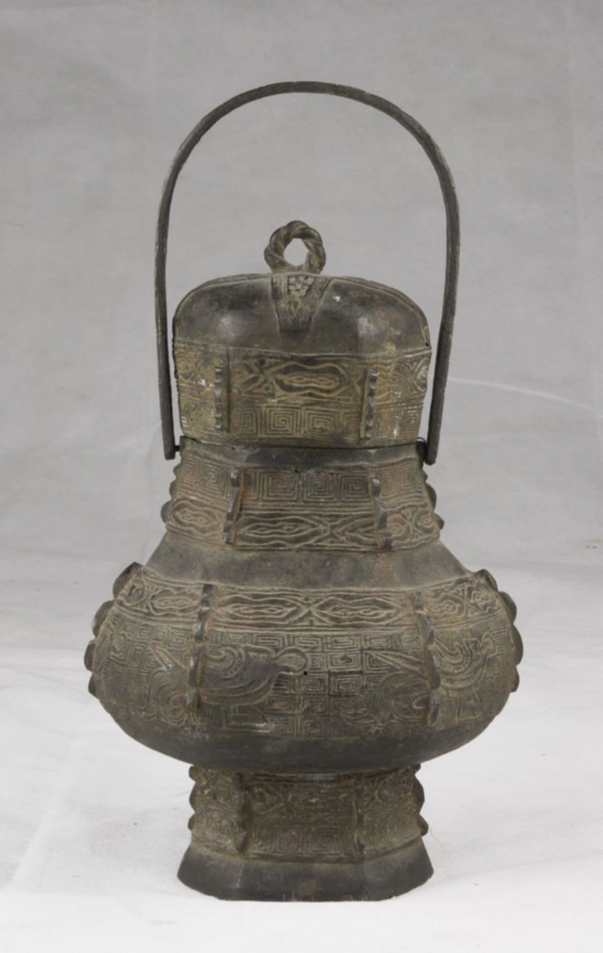 A Chinese burnished patina bronze case. 20th century. Measures cm. 36 x 20 x 16. CONTENITORE IN