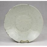 A large Chinese celadon enamel porcelain dish. 17th century. Measures cm. 7 x 34. GRANDE PIATTO IN