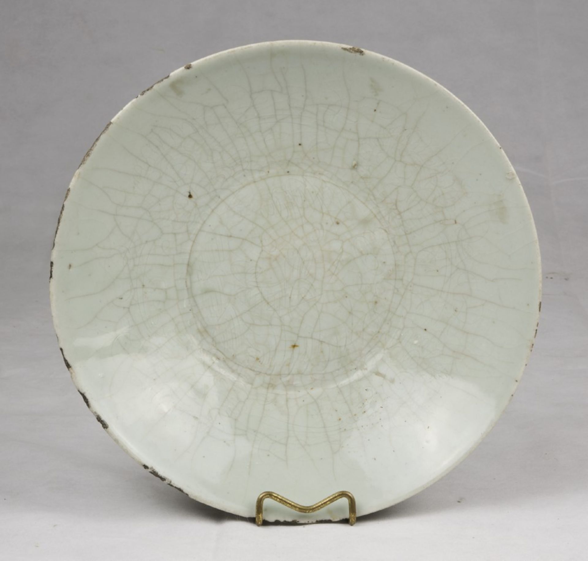 A large Chinese celadon enamel porcelain dish. 17th century. Measures cm. 7 x 34. GRANDE PIATTO IN
