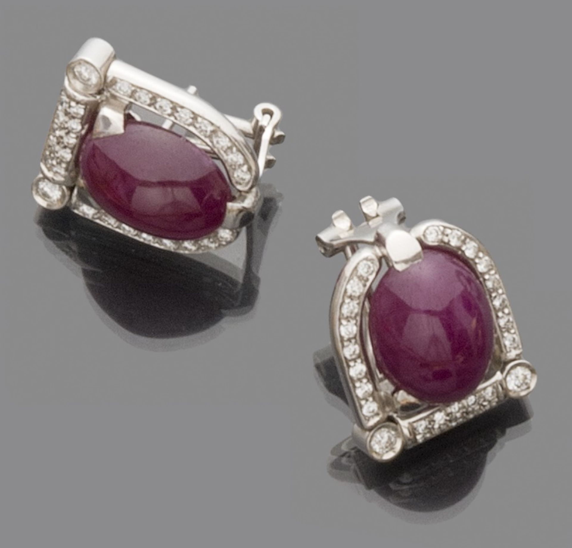COUPLE OF EARRINGS in 18 kt white gold, with a bell shape with cabochon rubies and surrounding