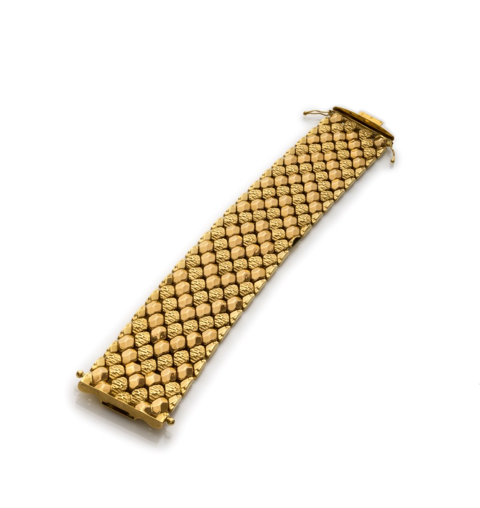 BEL BRACCIALE in 18 kt yellow gold, movable mesh with geometric patterns in smooth gold