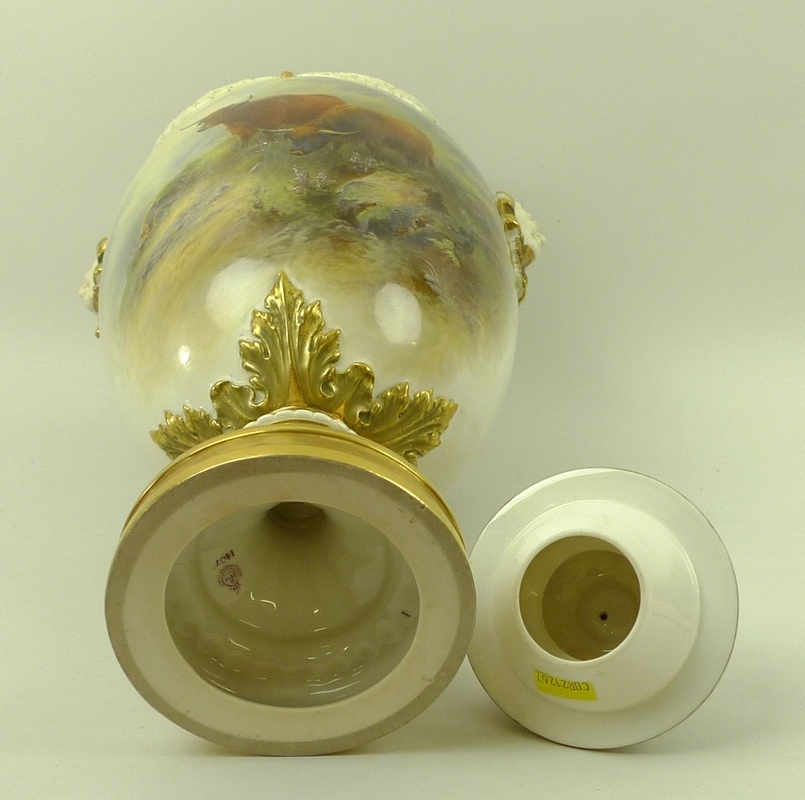 A fine and large John Stinton, Royal Worcester blush ivory porcelain vase and cover, - Image 9 of 10