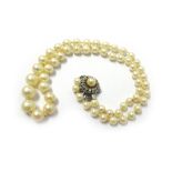 A single row necklace of graduated cultured pearls, on a silver and cultured pearl set clasp,