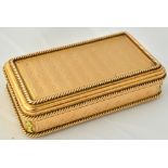 A George III 18ct gold snuff box of rounded rectangular form, the lid,