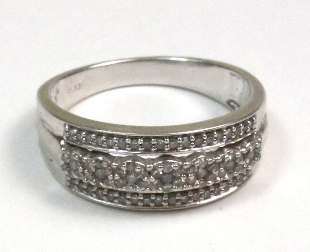 A 9ct white gold and diamond dress ring,