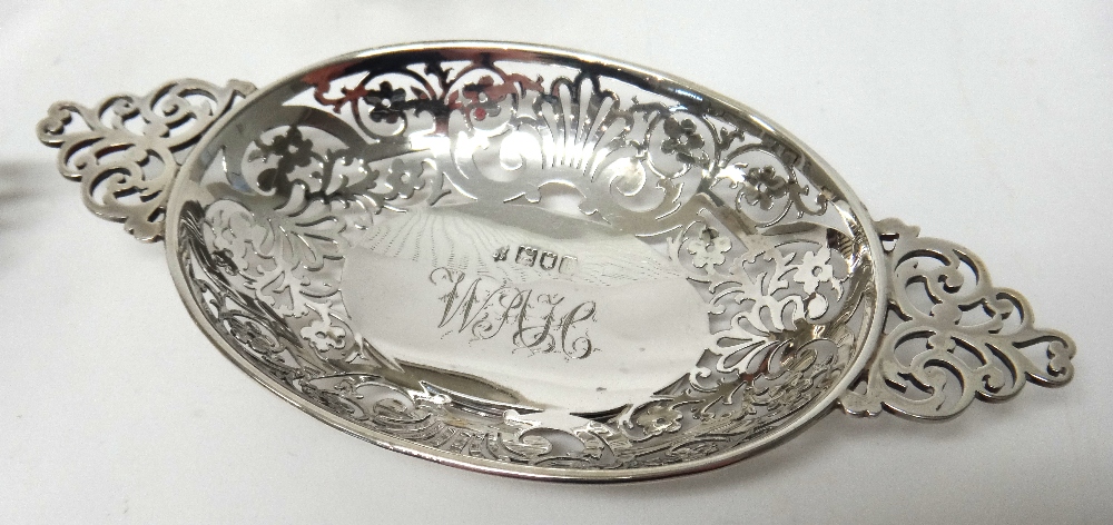 Silver, comprising; a pair of oval twin handled dishes, having pierced decoration, London 1904, - Image 2 of 2