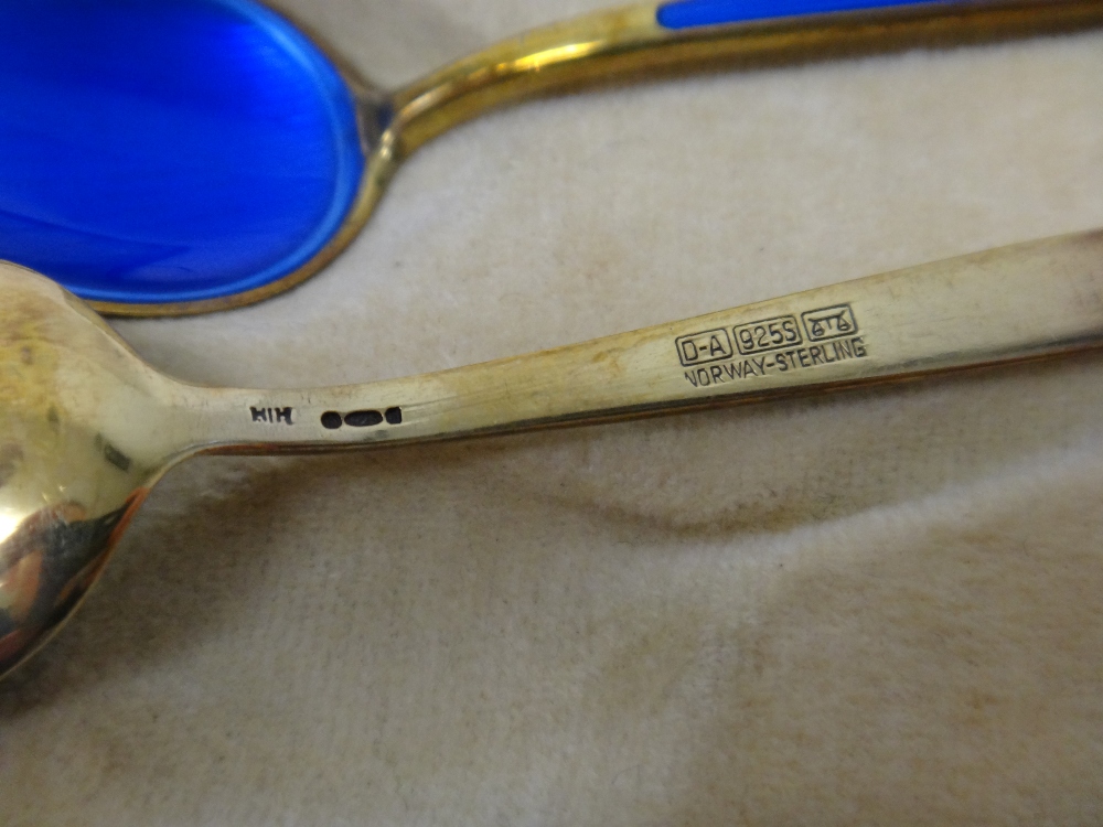 Silver and silver mounted wares, comprising; a lady's manicure set, - Image 5 of 5