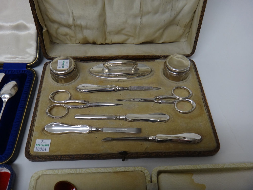 Silver and silver mounted wares, comprising; a lady's manicure set, - Image 3 of 5