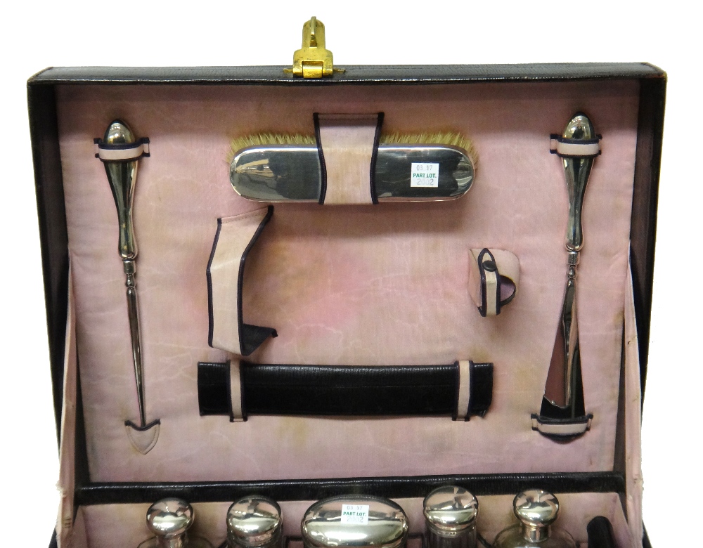 A lady's silver mounted travelling toilet set, including a hand mirror, a hairbrush, - Image 3 of 4