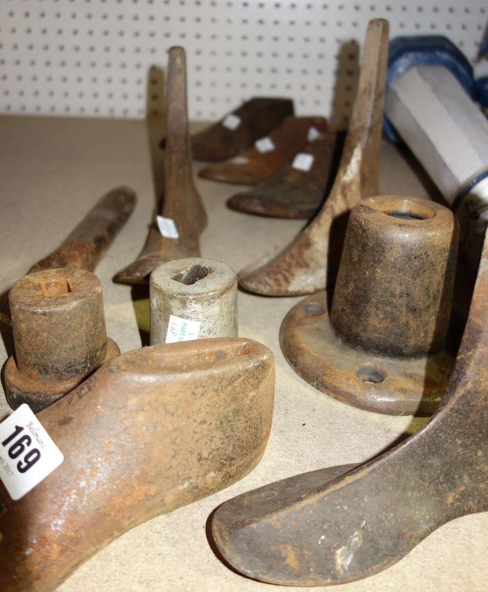 A quantity of cast iron shoe and boot lasts, (qty). - Image 2 of 2