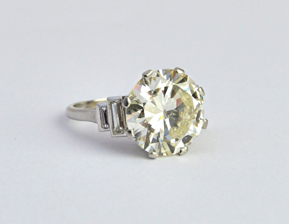 A single stone diamond ring, the principal round brilliant cut diamond weighs approximately 5. - Image 5 of 5